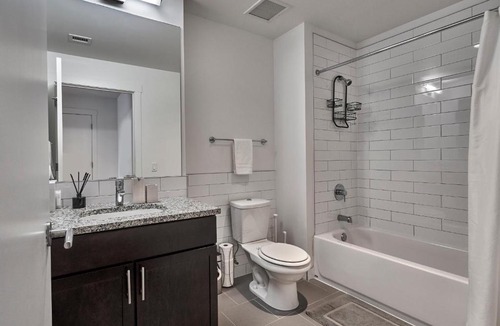 East Hyde Park Apartment | FRONTDESK Hyde Park Studio Apt with Lake View