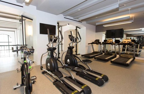 East Hyde Park Apartment | FRONTDESK Hyde Park Studio Apt with Lake View