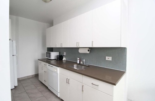 East Hyde Park Apartment | FRONTDESK Modern 1 BR Apt by Promontory Point