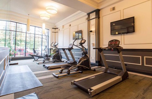 East Hyde Park Apartment | FRONTDESK Modern 1 BR Apt by Promontory Point