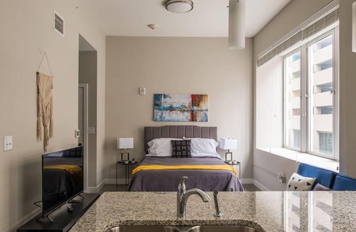 Downtown Des Moines Apartment | Frontdesk | Modern + Bright Studio Apt in Downtown