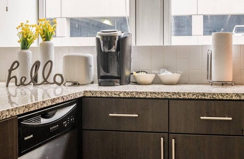 Downtown Des Moines Apartment | Frontdesk | Modern + Bright Studio Apt in Downtown