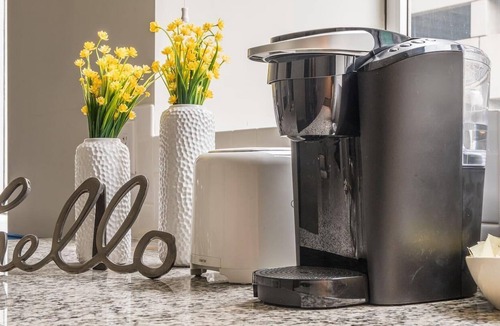 Downtown Des Moines Apartment | Frontdesk | Modern + Bright Studio Apt in Downtown