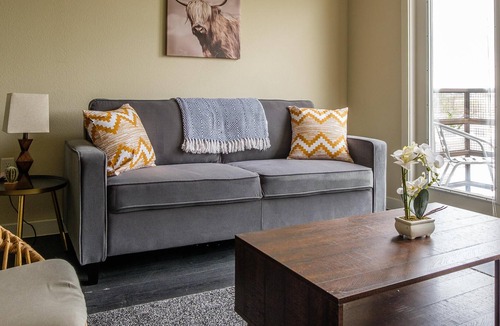 Fort Worth Cultural District Apartment | Frontdesk | Open 2BR in West 7th District