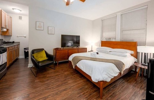 Hyde Park Apartment | Frontdesk | Relaxing Studio Apt near Jackson Park