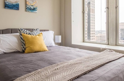 Downtown Des Moines Apartment | Frontdesk | Roomy 2BR Apt in Downtown