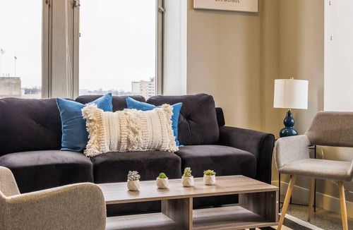 Downtown Des Moines Apartment | Frontdesk | Roomy 2BR Apt in Downtown