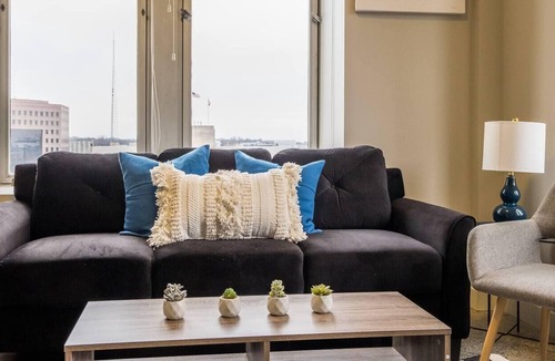 Downtown Des Moines Apartment | Frontdesk | Roomy 2BR Apt in Downtown