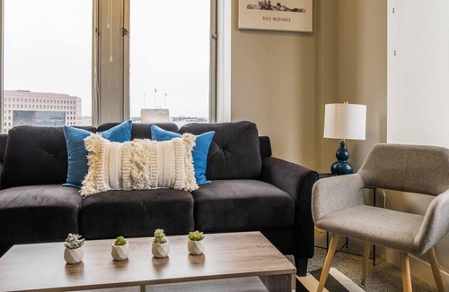 Downtown Des Moines Apartment | Frontdesk | Roomy 2BR Apt in Downtown