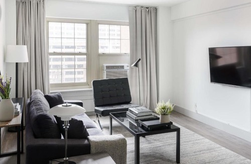 Central West End Apartment | FRONTDESK Spacious 1 BR Apt in Central West End