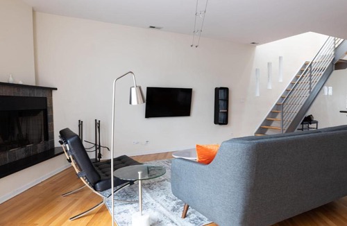 Wicker Park Apartment | FRONTDESK Spacious 2 BR Apt in Wicker Park