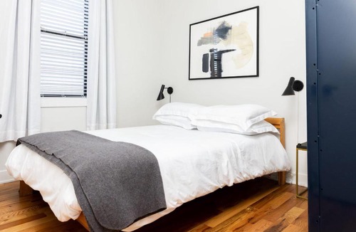 Lakeview Apartment | FRONTDESK Spacious 2 BR Apt near Wrigley Field