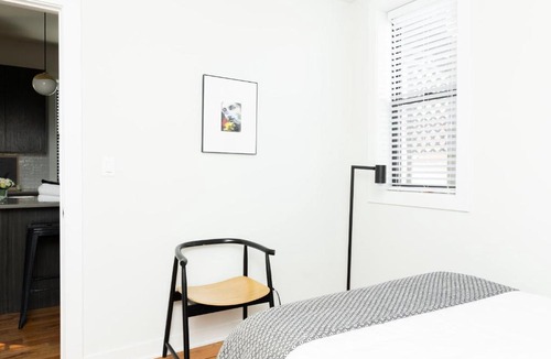 Lakeview Apartment | FRONTDESK Spacious 2 BR Apt near Wrigley Field