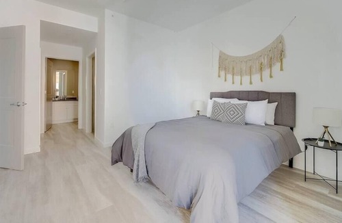 Central Business District Apartment | Frontdesk | Spacious and Bright 1 BR Apt