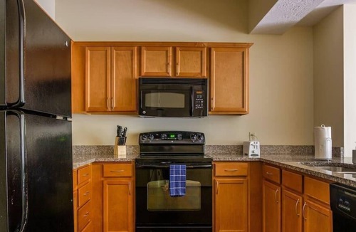 Oakland Apartment | Frontdesk | Spacious + Modern 2BR in West Oakland
