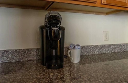 Oakland Apartment | Frontdesk | Spacious + Modern 2BR in West Oakland