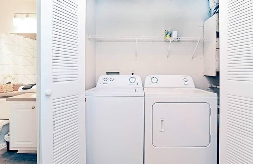 Arlington Apartment | Frontdesk | Spacious and Modern 1 BR Apt