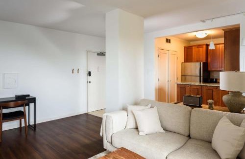 Central West End Apartment | FRONTDESK Warm 1 BR Apt with Forest View