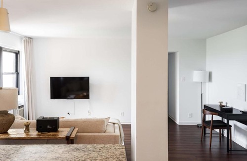 Central West End Apartment | FRONTDESK Warm 1 BR Apt with Forest View