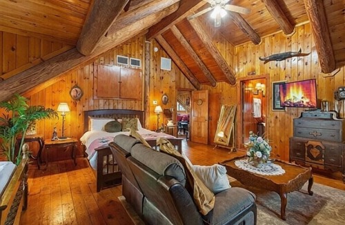 Mico Bed & Breakfast | Frontier Suite - Cozy Cabin, Mico, TX
