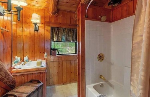 Mico Bed & Breakfast | Frontier Suite - Cozy Cabin, Mico, TX