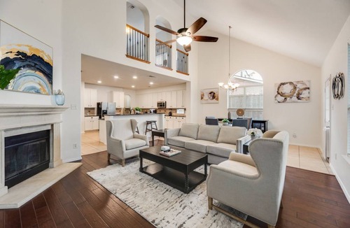 Frisco House | FS714–15 min to Toyota Base-Sleeps 8- Free Parking