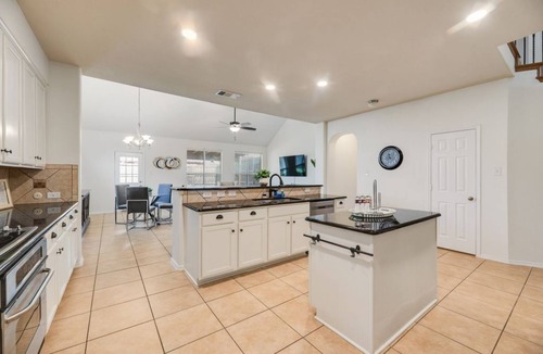 Frisco House | FS714–15 min to Toyota Base-Sleeps 8- Free Parking
