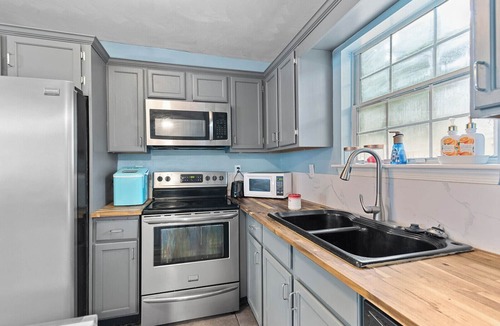 North Newport News House | Ft. Eustis/Williamsburg Winery/Busch Gardens Comfy Home
