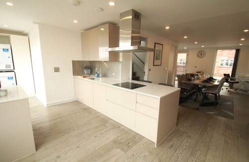 Whitechapel House | FT61 - Penthouse Rooms