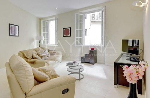 Carre d'Or Apartment | Fuchsia 1 bedroom apartment VRBO