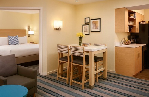Schaumburg Hotel | Fulfilling Stay at Schaumburg! Pets Allowed, Outdoor Pool, Free Breakfast!