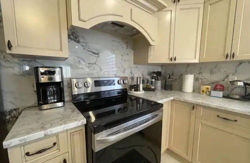 Cartierville Apartment | Full apartment, quick access with 40 Highway and 15 Highway. Free Parking