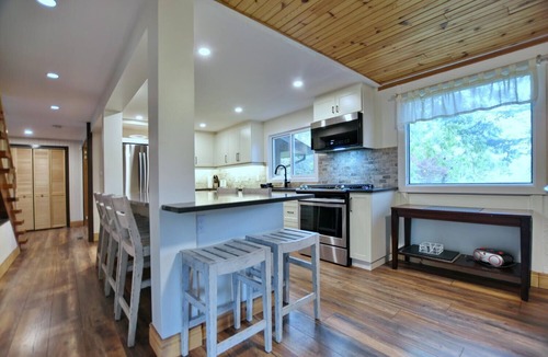 The Blue Mountains Ski Chalet | Fully equipped Blue Mountain Chalet with outdoor hot tub