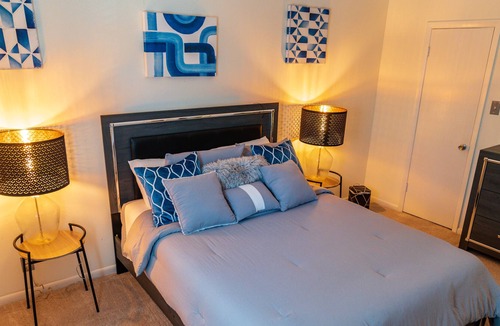 Alexandria Condo | Full Condo Free Parking + Self Check-In