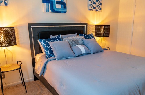 Alexandria Condo | Full Condo Free Parking + Self Check-In