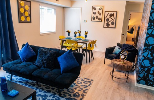 Alexandria Condo | Full Condo Free Parking + Self Check-In