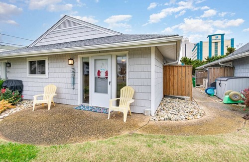 Northeast Virginia Beach House | Full Condo w/pool, 5 min walk to beach