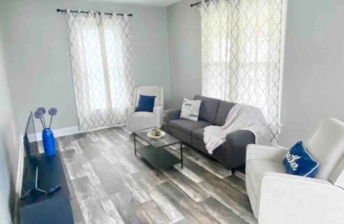 Shelbyville House | Full Duplex for 16 people