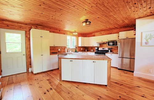 Wakefield House | Full Guest Suite at L’Auberge des Collines, Wakefield QC