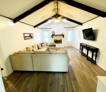 Owasso House | Full HOME with 2 KING BEDS and a POOL