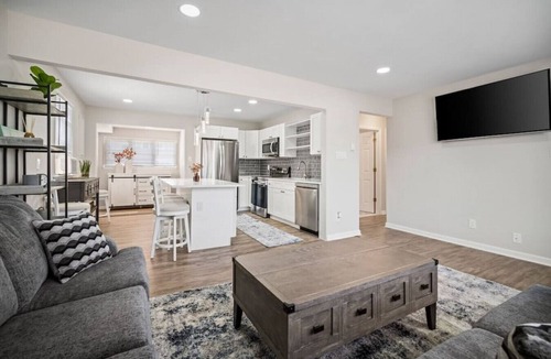 Southend House | Full House- 2 Blocks from Beach!