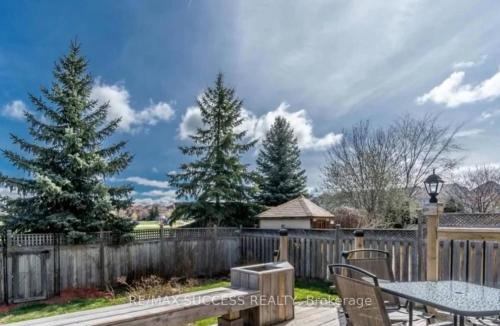 Churchill Meadows House | Full house 6 bedrms, 7 beds, 3 bath Airport