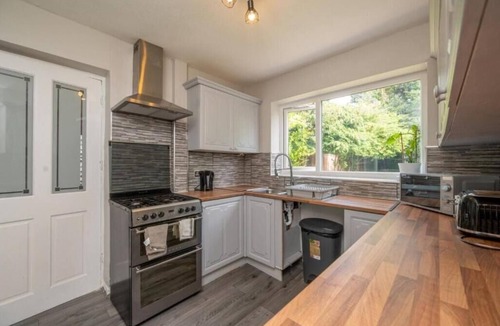 Shirley House | Full House | NEC Free Parking & Netflix Fast Wifi