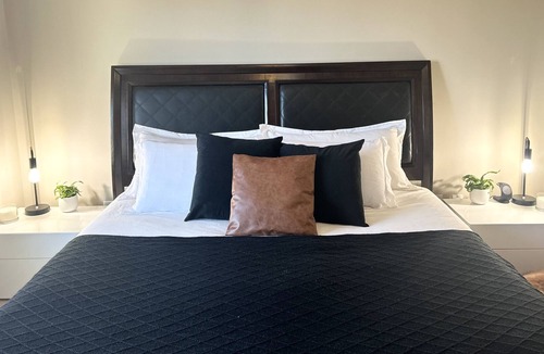 Cochrane House | Full House, Pet Friendly, Private Backyard.