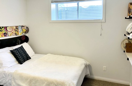 Cochrane House | Full House, Pet Friendly, Private Backyard.