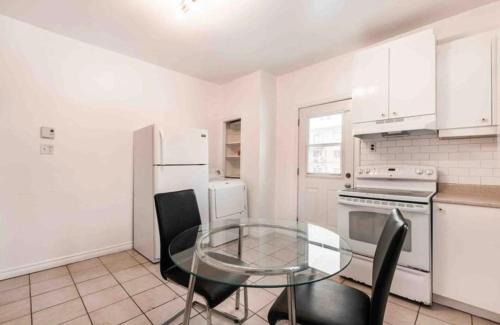 Verdun House | FULL KITCHEN 14min from DTOWN Room B