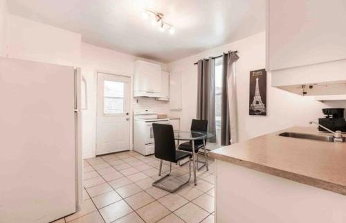 Verdun House | FULL KITCHEN 14min from DTOWN Room B