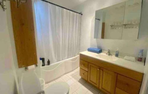 Verdun House | FULL KITCHEN 14min from DTOWN Room B
