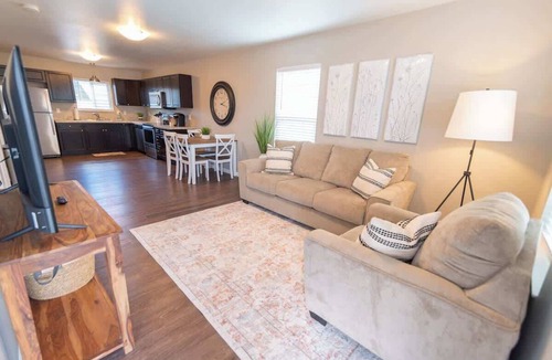 Meadow Lakes House | Full Kitchen, In-Suite Laundry, Wi-Fi, and Parking