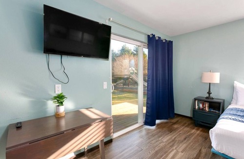 Grayland Hotel | Full-kitchen Studio | Pet-Friendly | Fireplace